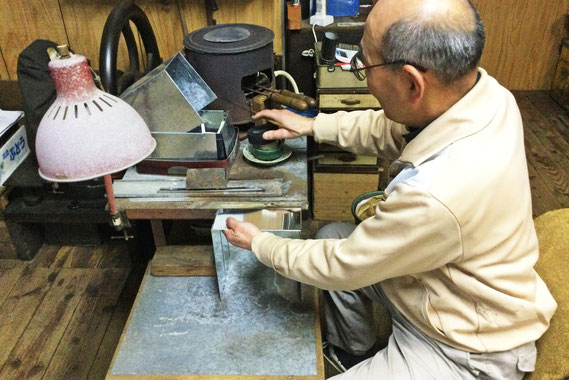 周年缶の製作現場